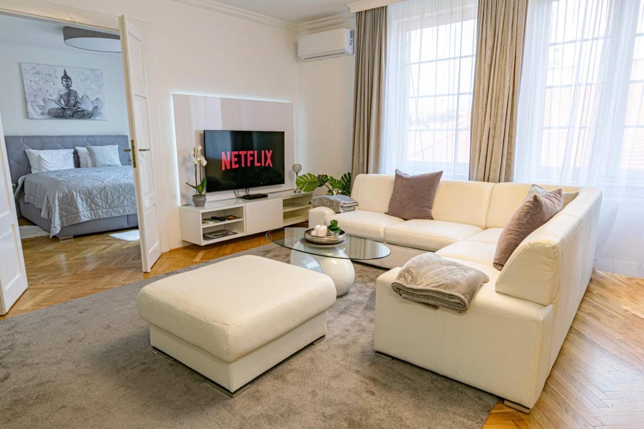 Appartement Budacastle Panoramic Luxurious Family Apt, Free Parking Included