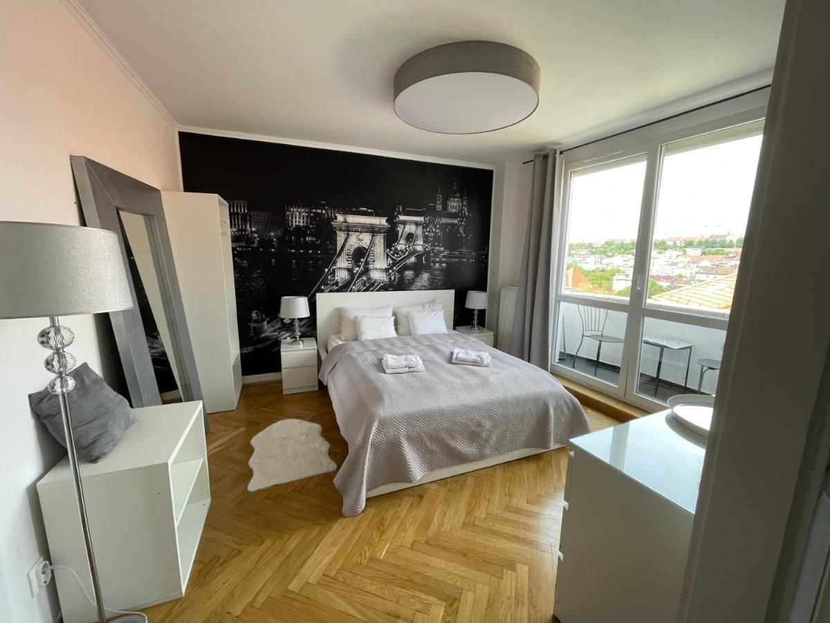 Appartement Budacastle Panoramic Luxurious Family Apt, Free Parking Included